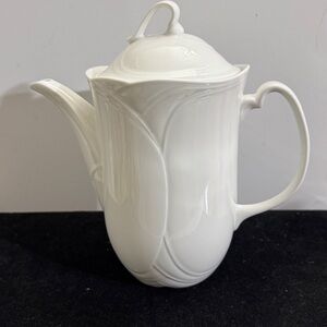 Royal Doulton White Bone China Coffee/Tea pot